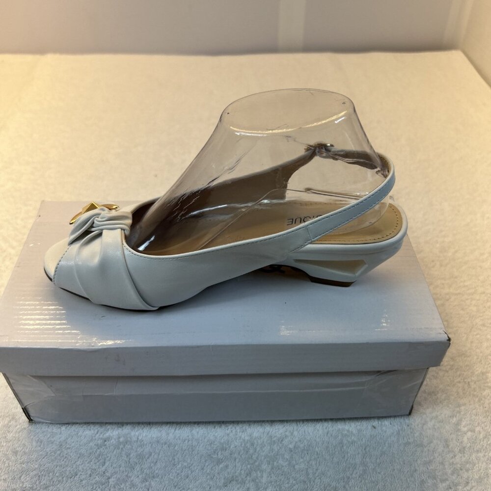 Classique Sling Back Open Toe Flats White and Gold Women SZ 7.5 New in Box